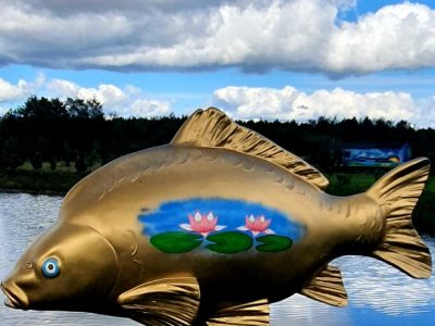 Figury karpia przy gospodarstwach rybackich