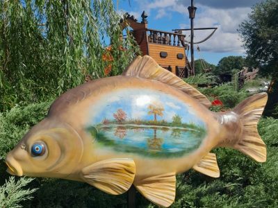 Figury karpia przy gospodarstwach rybackich