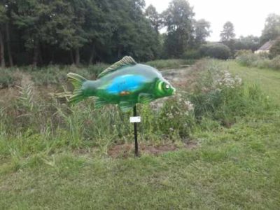 Figury karpia przy gospodarstwach rybackich